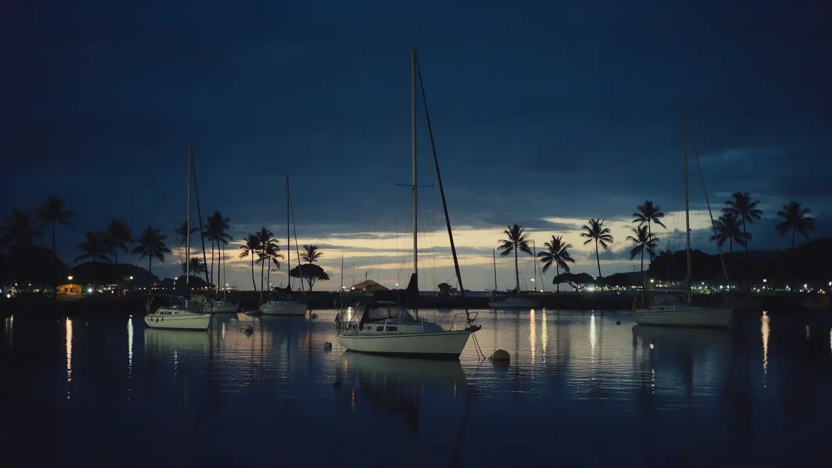 Marina tropical ao entardecer com veleiros ancorados